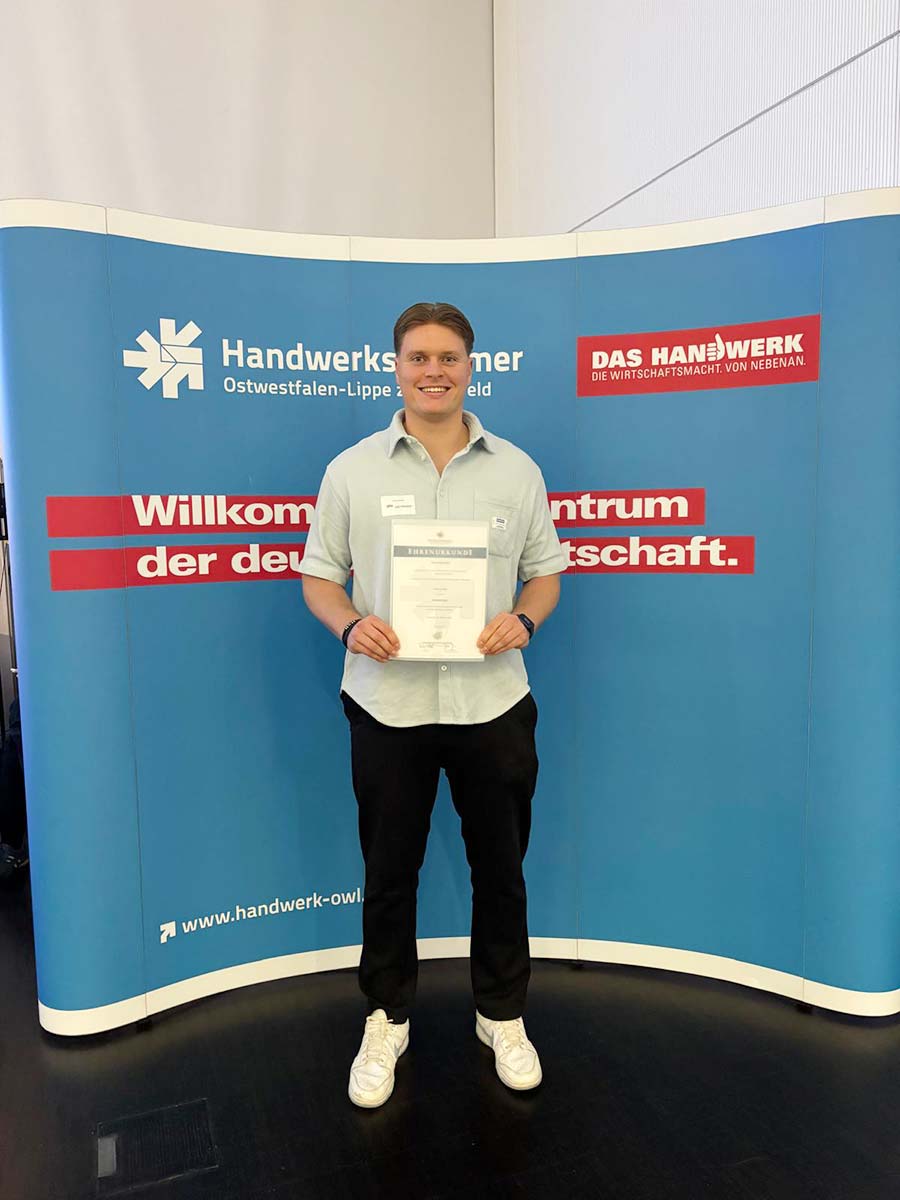 Nick Heinsohn wurde von der Handwerkskammer Bielefeld als Jahrgangsbester Gebäudereiniger ausgezeichnet