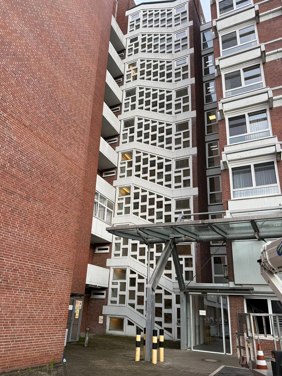 Glasreinigung in luftiger Höhe